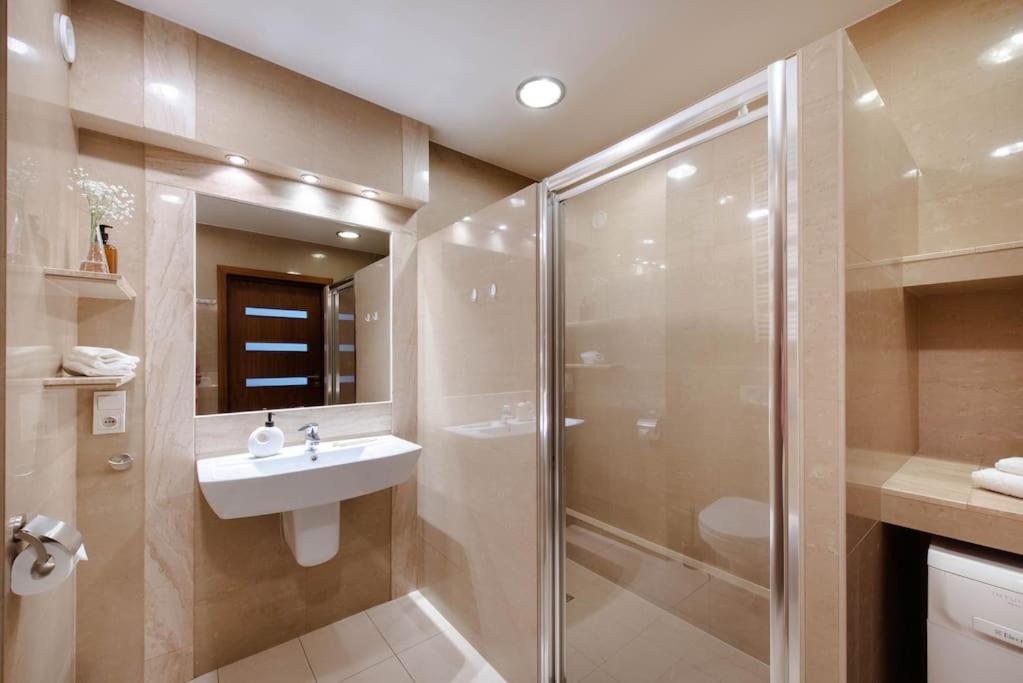 Wygodny Apartament Przy Dworcu Kraków Zewnętrze zdjęcie